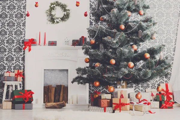 Árbol decorado de Navidad en el interior moderno, concepto de vacaciones —  Fotos de Stock