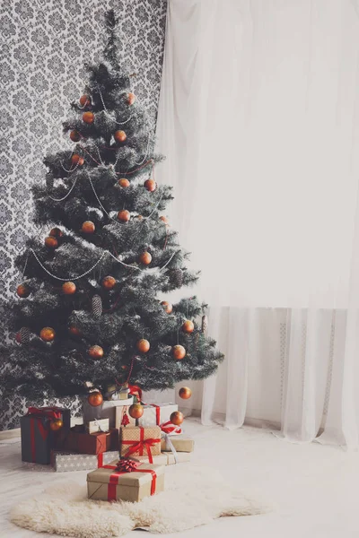 Christmas dekorerade träd i modern interiör, holiday koncept — Stockfoto