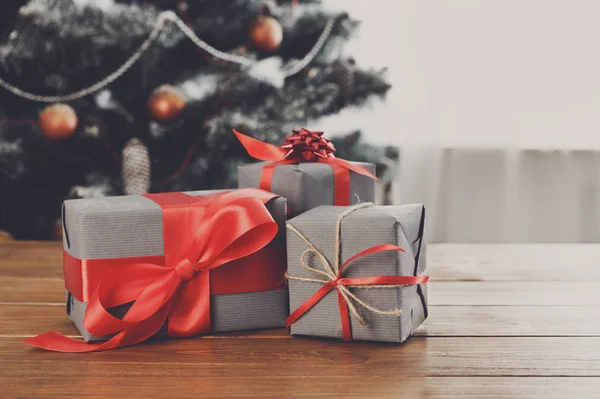 Cadeaux de Noël sur fond d'arbre décoré, concept de vacances — Photo