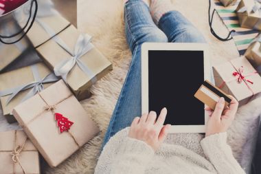 Kadın alışveriş online kredi kartıyla, üstten görünüm