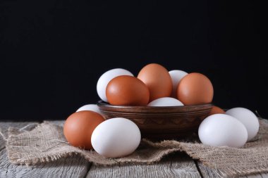 Taze tavuk beyaz ve kahverengi çuval closeup, arka plan tarım organik yumurta