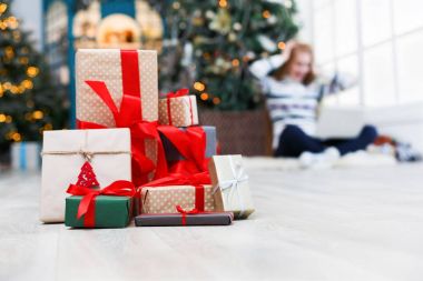 Noel kutuları bant kırmızı kurdele closeup ile