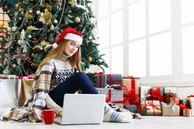 Laptop Noel iç adlı genç kadın online