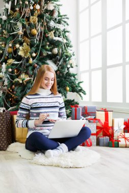 Santa şapka sohbet online üstünde laptop içinde mutlu kız