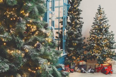 Noel ağaçları parlak garland arka planda dekore edilmiş