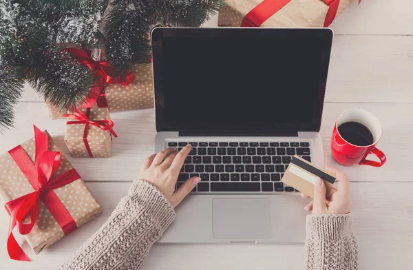 Kadın alışveriş online kredi kartıyla, üstten görünüm