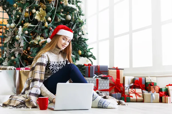 Laptop Noel iç adlı genç kadın online