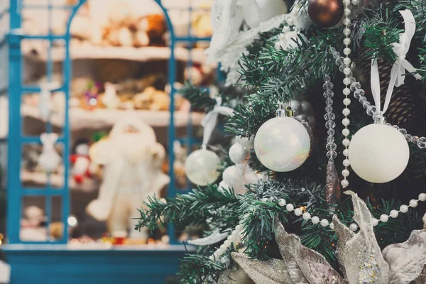Vackra jul dekorerade träd med kopia utrymme — Stockfoto