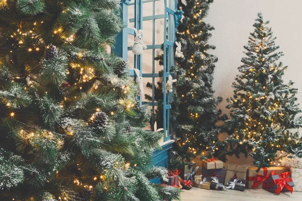 Noel ağaçları parlak garland arka planda dekore edilmiş