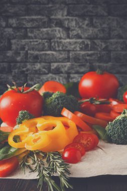 Kopya alanı pide ekmek zemin üzerine taze sebze