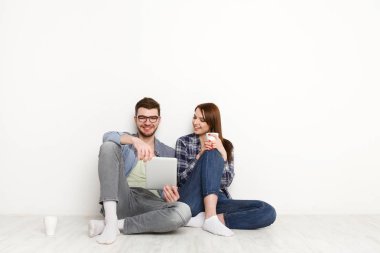 Gülümseyen çift web-sörf tablet, stüdyo vurdu