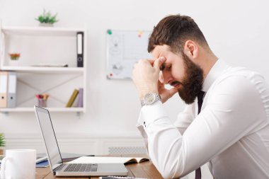 Genç işadamı beyaz office çözümünde düşünmeye yorgun