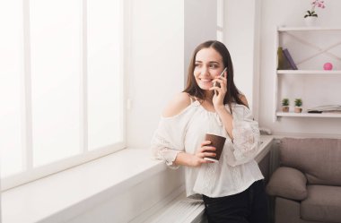 Cep telefonuyla konuşan mutlu kadın.