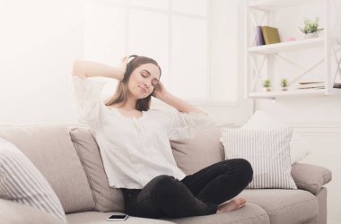 Kız müzik kulaklık