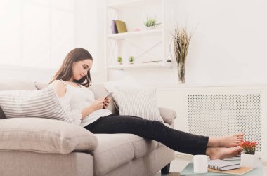 Kız evde online mesajlaşma