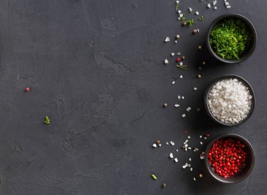 Tabak koyu arka plan, closeup, tarih içinde çeşitli baharatlar alanı Kopyala