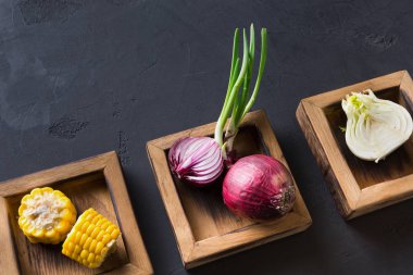 Çeşitli malzemeler ahşap kutular, closeup pişirme