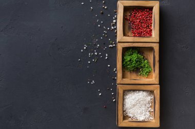 Üstten Görünüm, koyu arka plan üzerinde ahşap kutular içinde çeşitli baharatlar alanı Kopyala