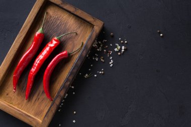 Koyu arka plan, üstten görünüm, kopya alanı ahşap kutu biber biber