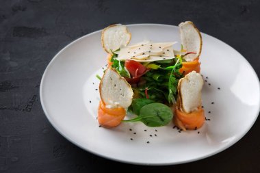 Siyah arka plan üzerine beyaz plaka restoran yemek