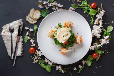 Siyah arka plan üzerine beyaz plaka restoran yemek