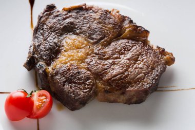 Kaburga eti beyaz tabak portre üzerinde