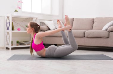 Kadın eğitim yoga yay poz.