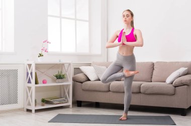 Kadın eğitim yoga ağaç poz.