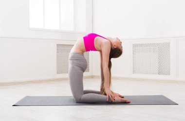 Kadın eğitim yoga deve poz.