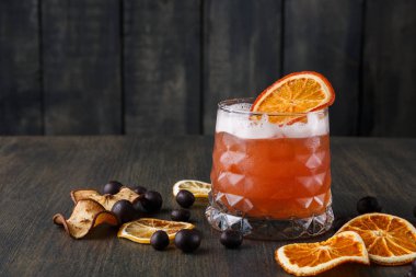 Turuncu kokteyl ile ahşap arka plan ağaç kavunu