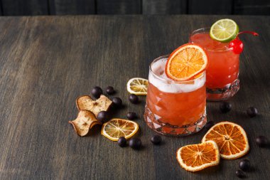 Kan portakalı margarita kokteyl ahşap arka plan