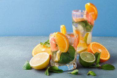 Narenciye içecekler ve meyve renkli yaz arka plan