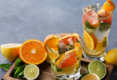 Narenciye içecekler ve meyve renkli yaz arka plan