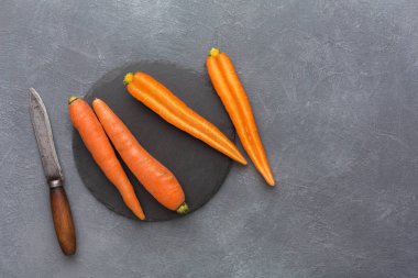 Rustik kayrak taş plaka ile havuç, kopya alanı