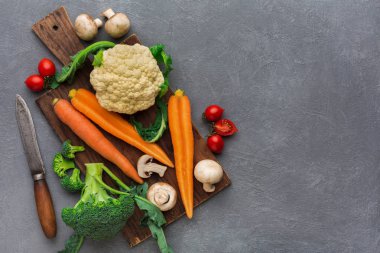 Kopya alanı ile ahşap masa üzerinde taze sebze