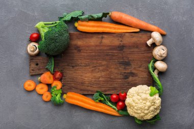 Kopya alanı ile taze sebze sınır ile ahşap masa