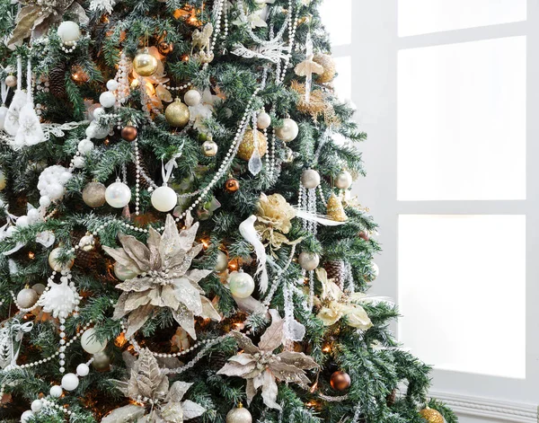 Mooie kerst ingericht boom in glanzend lichten — Stockfoto