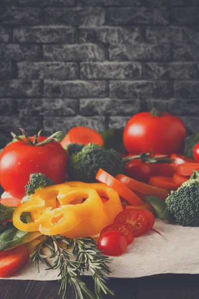 Kopya alanı pide ekmek zemin üzerine taze sebze