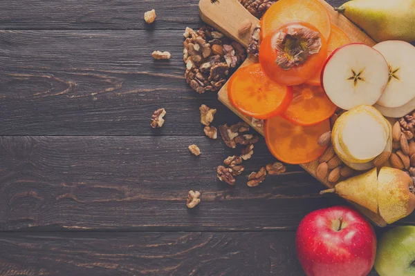 La comida sana - el tablero de madera con las frutas, la colocación plana — Foto de Stock