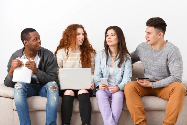 Jóvenes usando aparatos, estudiantes, tecnología — Foto de Stock