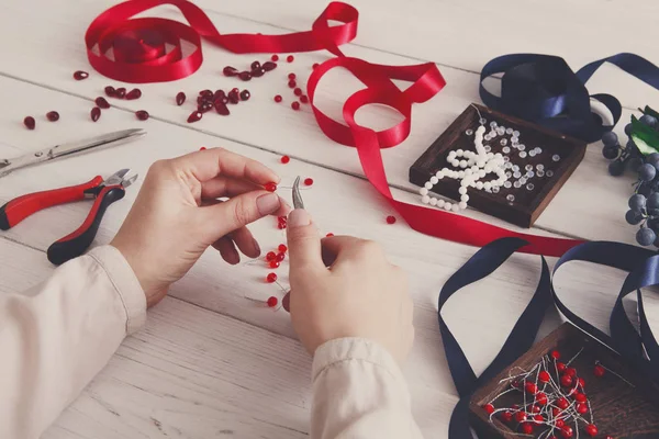 Vrouw maken sieraden, home workshop, hobby — Stockfoto