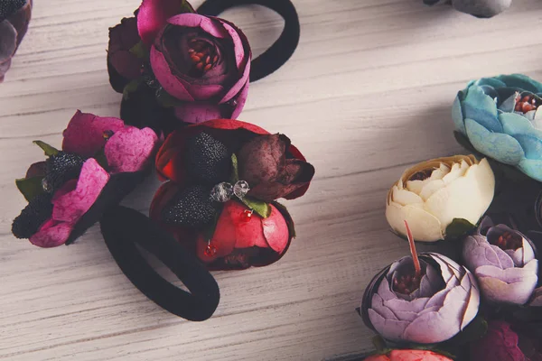 Variedade de borrachas de cabelo decoradas com flores — Fotografia de Stock