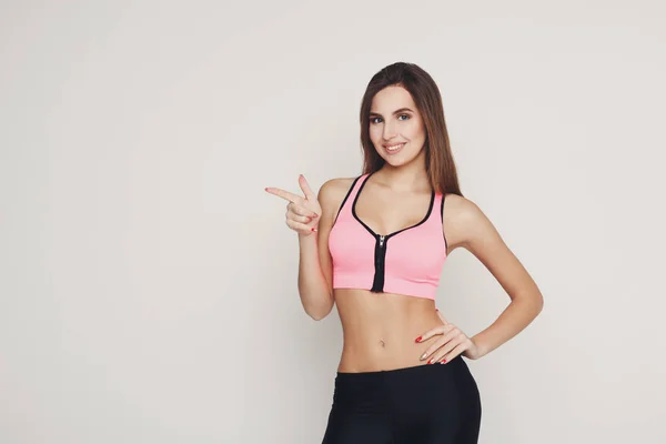 Sonriente mujer deportiva punto de distancia — Foto de Stock