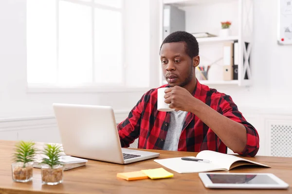 Χαλαρή μαύρο επιχειρηματία σε casual γραφείο, δουλειά με laptop, πίνουν καφέ — Φωτογραφία Αρχείου