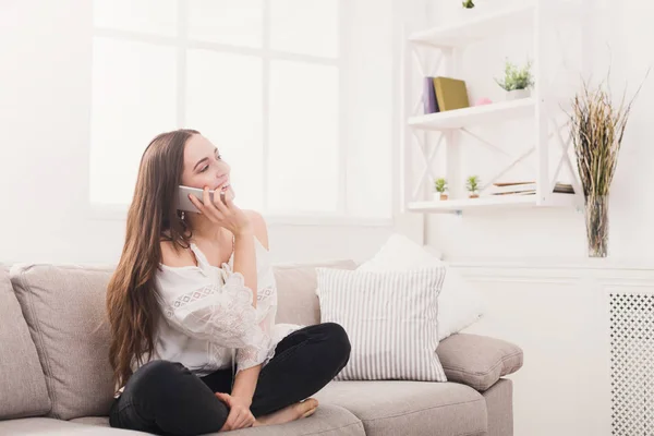 Meisje thuis chatten op mobiele — Stockfoto