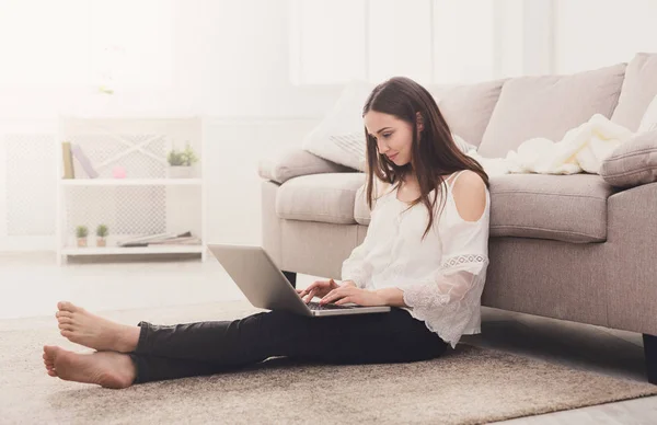 Menina com laptop dentro de casa — Fotografia de Stock