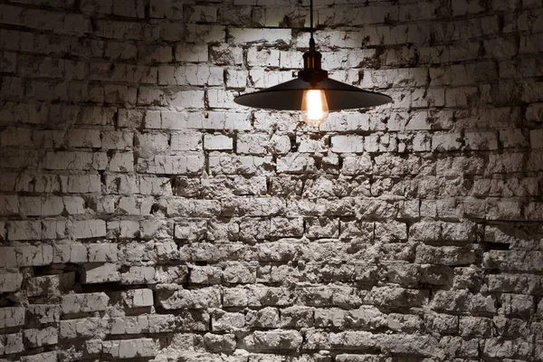 Кирпичная гранж-стена и потолочная лампа, пространство для копирования — стоковое фото