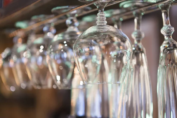 Glazen bar rack hangen close-up — Stockfoto