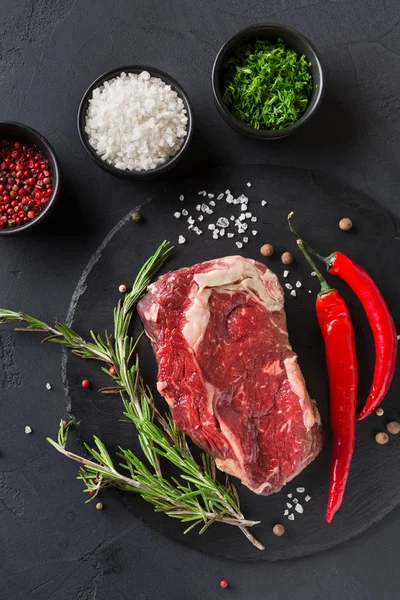 Siyah arka plan üzerine plaka üzerinde baharatlar ile kaburga eti