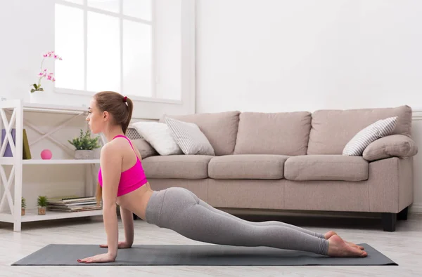 Mujer entrenando yoga en pose cobra . — Foto de Stock